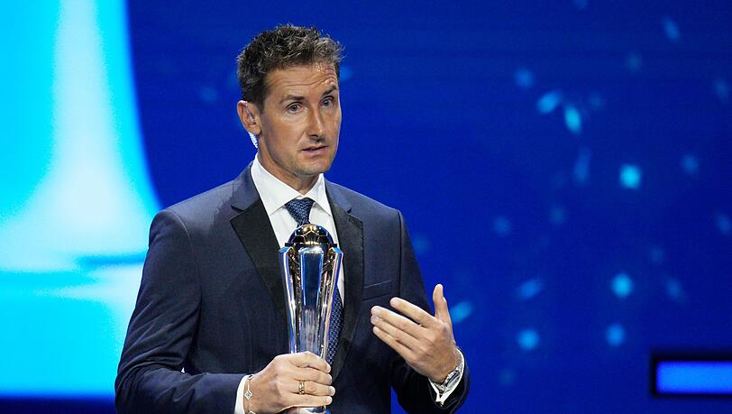 Miroslav Klose erhält den UEFA President's Award 2023 .