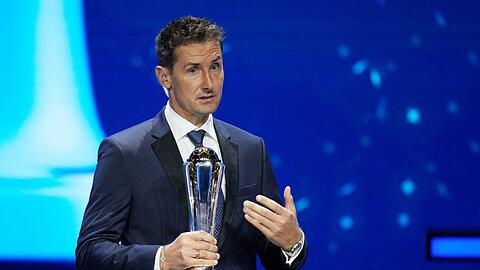 Miroslav Klose erhält den UEFA President's Award 2023 .