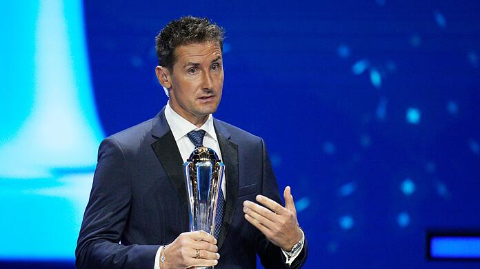 Miroslav Klose erhält den UEFA President's Award 2023 .