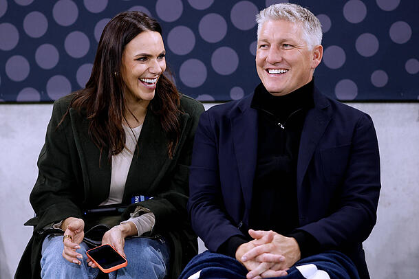 So lässt sich die Arbeit aushalten: Esther Sedlaczek und Bastian Schweinsteiger schätzen sich als Kollegen sehr. So lässt sich die Arbeit aushalten: Esther Sedlaczek und Bastian Schweinsteiger schätzen sich als Kollegen sehr.