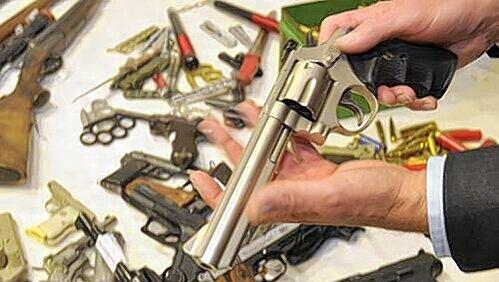Revolver, Messer, Schlagringe: Waffen aller Art wurden im Zuge der Amnestieregelung abgegeben. Revolver, Messer, Schlagringe: Waffen aller Art wurden im Zuge der Amnestieregelung abgegeben.
