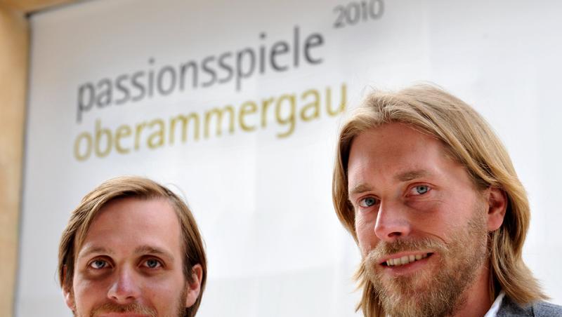 "Jesus" Frederik Mayet (l.) und "Jesus" Andreas Richter. "Jesus" Frederik Mayet (l.) und "Jesus" Andreas Richter.