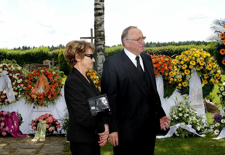 Trauer um einen Helden: Wiesn-Wirt Toni Roiderer, seine Ehe-Frau Christl und Bruder Thomas trauern um Markus. Unter den Trauergästen waren auch Waldemar Hartmann, Gabriele Weishäupl und viele Freunde der Familie. Der 33-jährige Markus Roiderer erlag einem Hirntumor. Die Bilder von der Beerdigung in Straßlach.
