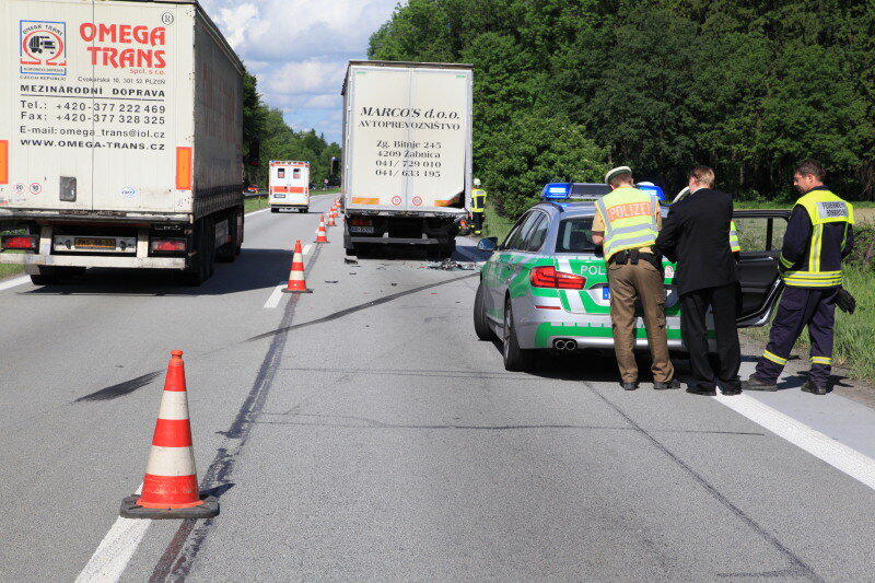 Schwerer Unfall auf der A 8: Ein Audi rast ins Stauende. Der Fahrer kommt ums Leben. Die Bilder
