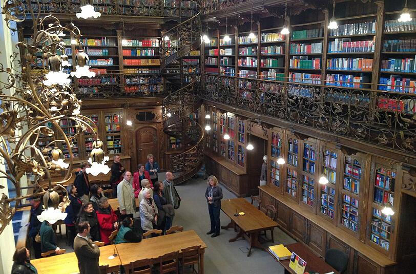 Ein Blick in die Juristische Bibliothek: 10 000 Bücher stehen im einzigen Jugendstil-Raum des Rathauses.