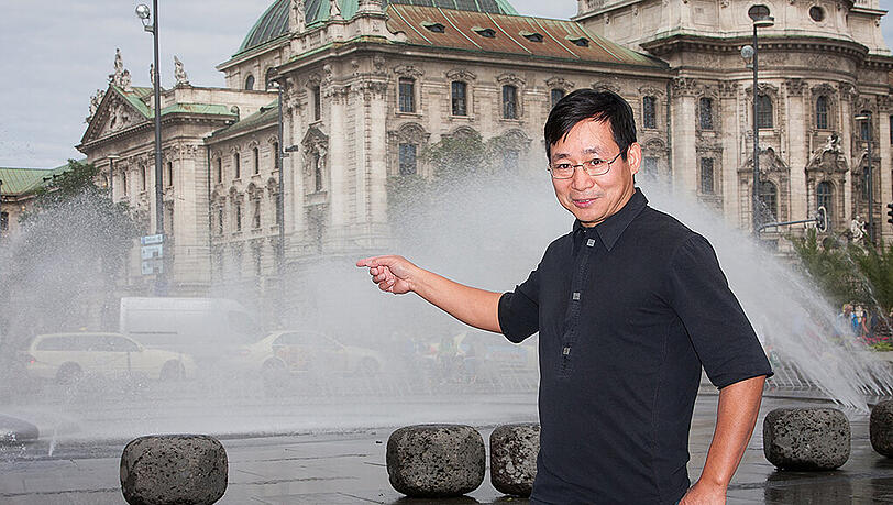 Ein Kreis, Wasser und Natursteine: Am Stachus herrscht gute Energie. Ein Kreis, Wasser und Natursteine: Am Stachus herrscht gute Energie.