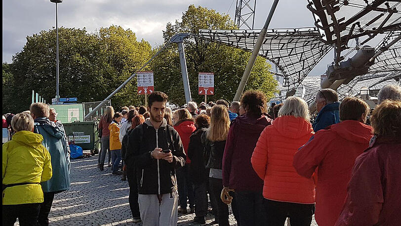 Das Warten auf die alten Herren. Vor Beginn des Konzerts der Rolling Stones in München stehen Fans vor dem Olympiastadion.