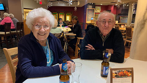 Marianne (91) und ihr Bruder Hans (87) ratschen bei einem Leichtbier über alte Zeiten &ndash; auch wenn Marianne nicht mehr so gut Bairisch spricht.