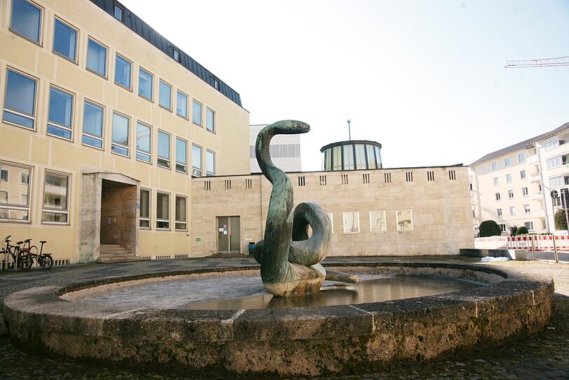 Fast alles wird abgerissen: Der Schlangenbrunnen und die Bibliothek der Tierklinik mit der "Laterne" auf dem Dach sollen als Erinnerung erhalten werden.
