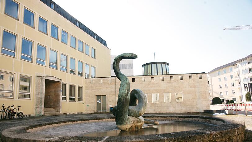 Fast alles wird abgerissen: Der Schlangenbrunnen und die Bibliothek der Tierklinik mit der "Laterne" auf dem Dach sollen als Erinnerung erhalten werden. Fast alles wird abgerissen: Der Schlangenbrunnen und die Bibliothek der Tierklinik mit der "Laterne" auf dem Dach sollen als Erinnerung erhalten werden.