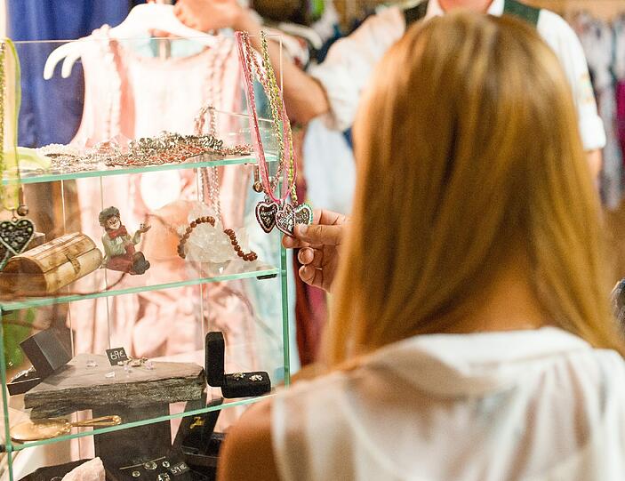 Zusammen mit Ihrer Kooperationspartnerin Marina Mayr bietet Sabrina Seidl ein &bdquo;Wiesn-rundum-sorglos-Paket&ldquo; an: Kleidung, Hair-Styling und Make-up plus Geschenk