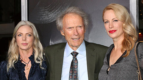 Clint Eastwood mit seiner Partnerin (seit 2014) Christina Sandera (l.) und seiner Tochter Alison Eastwood bei der "The Mule"-Filmpremiere im Jahr 2018 in Los Angeles