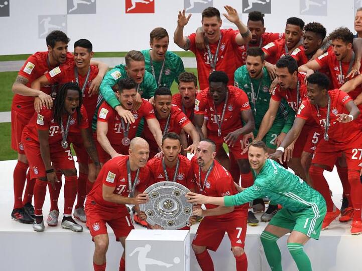 Die Bayern-Spieler feiern den 29. Meistertitel.