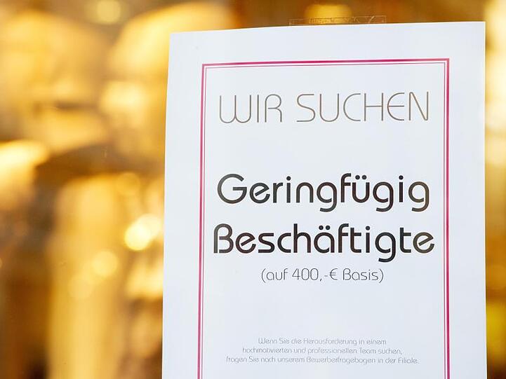 Geringfügig Beschäftigte gesucht: Eine Stellenanzeige für einen Minijob auf 400 Euro Basis klebt im Schaufenster eines Textilgeschäfts.