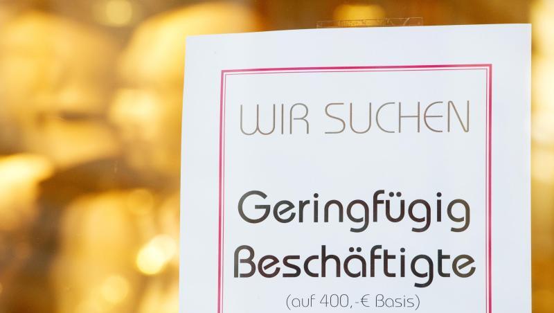 Geringfügig Beschäftigte gesucht: Eine Stellenanzeige für einen Minijob auf 400 Euro Basis klebt im Schaufenster eines Textilgeschäfts. Geringfügig Beschäftigte gesucht: Eine Stellenanzeige für einen Minijob auf 400 Euro Basis klebt im Schaufenster eines Textilgeschäfts.