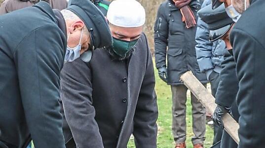 Ein Imam am offenen Grab von Benatasha M. (34).