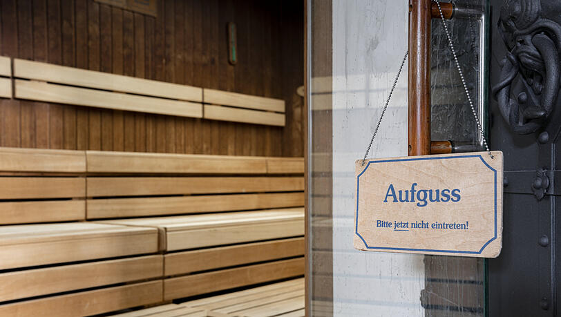 Im Saunaareal einer Münchner Badeanstalt wurde ein 28-Jähriger von einem Exhibitionisten belästigt (Symbolbild).
