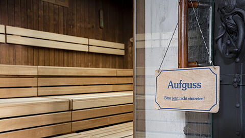 Im Saunaareal einer Münchner Badeanstalt wurde ein 28-Jähriger von einem Exhibitionisten belästigt (Symbolbild).