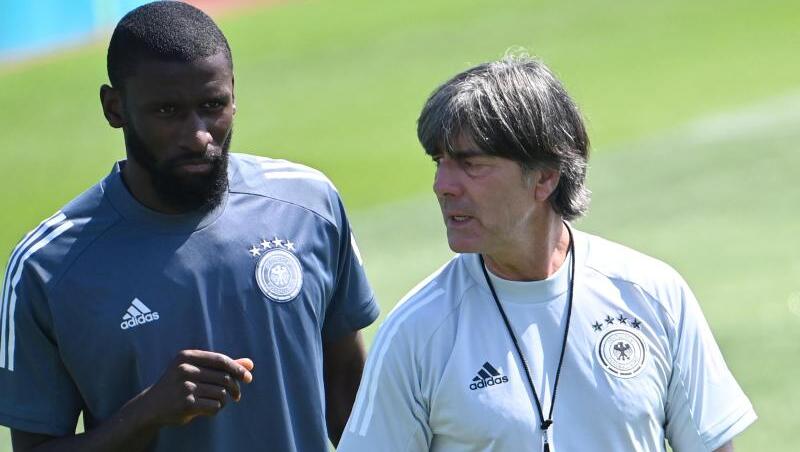 Stellt keinen Sonderbewacher für Portugals Cristiano Ronaldo ab: Bundestrainer Joachim Löw mit Antonio Rüdiger.
