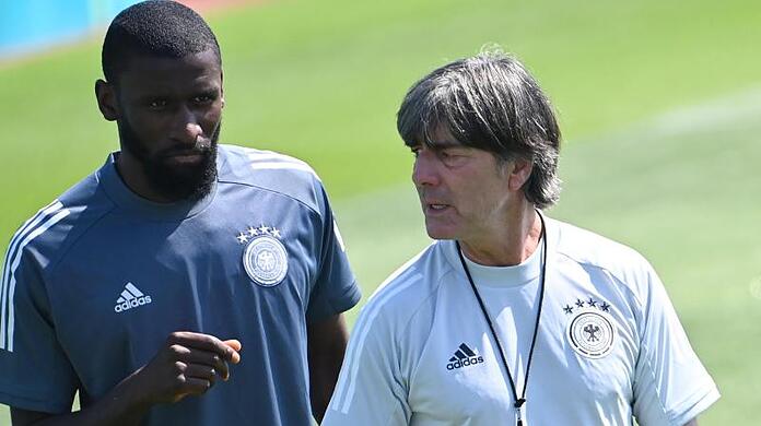 Stellt keinen Sonderbewacher für Portugals Cristiano Ronaldo ab: Bundestrainer Joachim Löw mit Antonio Rüdiger.
