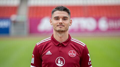 Nürnbergs Mario Suver bei einem Fototermin.