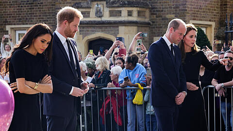 Zwei Tage nach dem Tod von Königin Elizabeth II.: Meghan, Harry, William und Kate betrachten die abgelegten Blumen, Bilder und Briefe vor Schloss Windsor