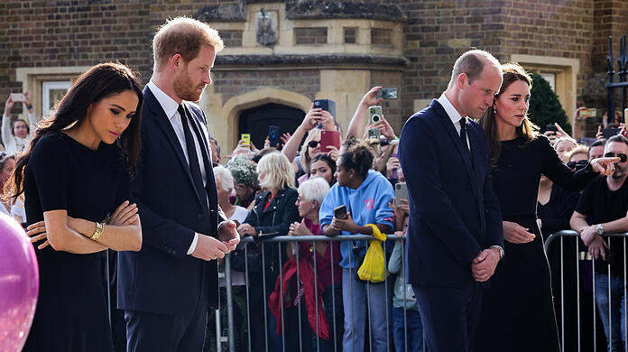 Zwei Tage nach dem Tod von Königin Elizabeth II.: Meghan, Harry, William und Kate betrachten die abgelegten Blumen, Bilder und Briefe vor Schloss Windsor