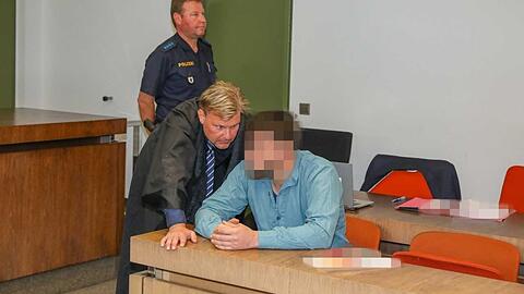 Vor dem Beginn des Prozesses: Strafverteidiger Michael Weiss redet mit seinem Mandanten. Dem 27-Jährigen wird von der Staatsanwaltschaft versuchter Mord vorgeworfen. Er soll unter anderem versucht haben, zwei Häuser in Brand zu setzen.