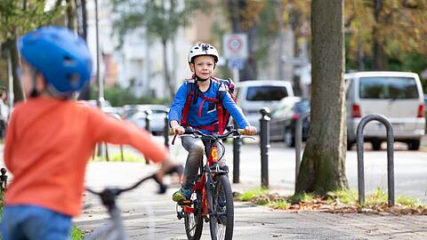 Zur Schule mit dem Fahrrad? Das hält der ADFC an manchen Orten in der Stadt für besonders gefährlich. Diese Untersuchung hat der Fahrradclub nun vorgestellt.