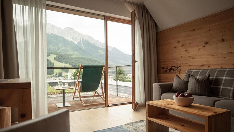 Gediegener Luxus: Die Zimmer sind in Naturt&ouml;nen und -materialien gestaltet.