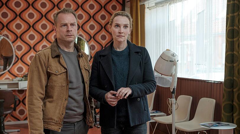 Hauke Jacobs (Hinnerk Sch&ouml;nemann) und Hannah Wagner (Jana Klinge) ermitteln im Mordfall Jon Merseburg und landen dabei im Laden von Friseurin Grit Hartmann.
