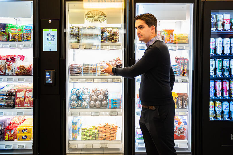 Christian Schulz von der Rewe-Tochter Lekkerland stellt die neuen "Smart Fridges" vor. Christian Schulz von der Rewe-Tochter Lekkerland stellt die neuen "Smart Fridges" vor.
