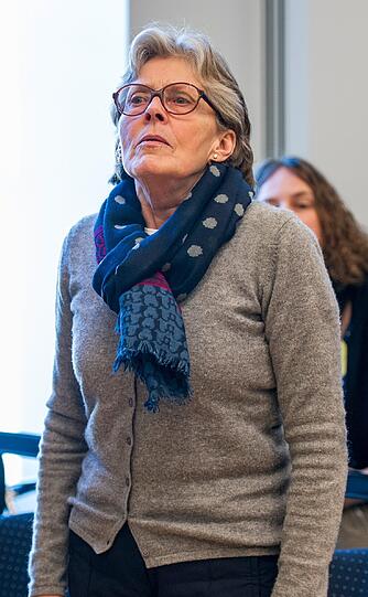Seine Krawatte ist wieder Bordeaux-rot wie am ersten Prozesstag: Uli Hoeneß kam erneut in Begleitung von Frau Susanne in den Gerichtssaal. Mit dabei: Verteidiger Hanns Feigen. Die Bilder vom dritten Prozesstag vor dem Landgericht München II...
