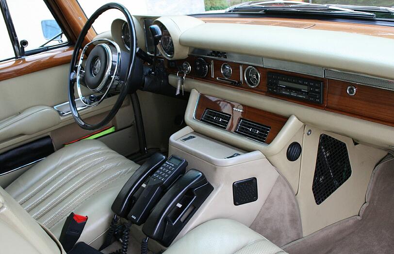 Schicker Arbeitsplatz: Vom Luxus im Mercedes 600 Pullman profitierte auch der Chauffeur.