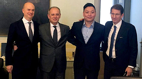 Der neue Milan-Geschäftsführer Marco Fassone (links) mit dem Vorstandsvorsitzenden von Fininvest, Danilo Pellegrino, sowie David Han Li und dem Leiter der Fininvest-Geschäftsentwicklung, Alessandro Franzosi.