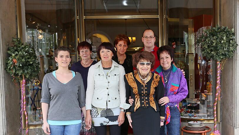 Die Kuchenreuthers mit ihrem Mitarbeiterinnen-Team vor dem geliebten Geschäft. Die Kuchenreuthers mit ihrem Mitarbeiterinnen-Team vor dem geliebten Geschäft.