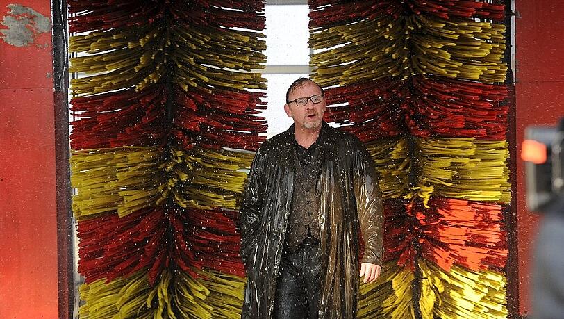 "Das ist Wasserballett", meint Alexander Held über Kommissar Ludwig Schaller, der in eine Waschstraße geht, um sich in den letzten Tag eines Verschwundenen (oder Ermordeten ?) hineinzuversetzen. "Das ist Wasserballett", meint Alexander Held über Kommissar Ludwig Schaller, der in eine Waschstraße geht, um sich in den letzten Tag eines Verschwundenen (oder Ermordeten ?) hineinzuversetzen.