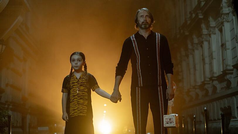 Mads Mikkelsen und die verhei&szlig;ungsvolle Neuentdeckung Sophie Sloan in "Dust Bunny".