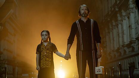 Mads Mikkelsen und die verhei&szlig;ungsvolle Neuentdeckung Sophie Sloan in "Dust Bunny".