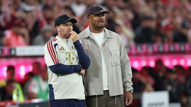 Gesundheitlich angeschlagen: Sollte Vincent Kompany (r.) f&uuml;rs Arsenal-Spiel nicht fit werden, w&uuml;rde Aaron Danks f&uuml;r ihn als Cheftrainer &uuml;bernehmen.