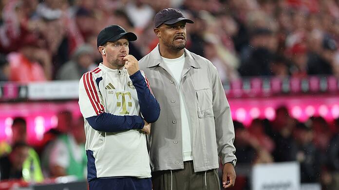 Gesundheitlich angeschlagen: Sollte Vincent Kompany (r.) fürs Arsenal-Spiel nicht fit werden, würde Aaron Danks für ihn als Cheftrainer übernehmen. Gesundheitlich angeschlagen: Sollte Vincent Kompany (r.) fürs Arsenal-Spiel nicht fit werden, würde Aaron Danks für ihn als Cheftrainer übernehmen.