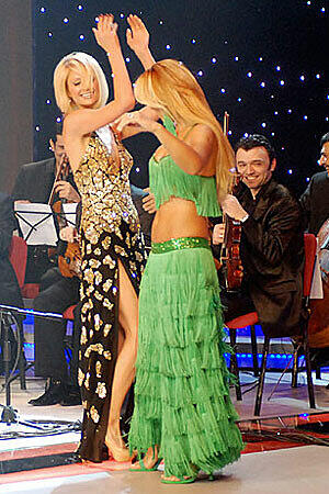 Nicht bei Let&#039;s Dance, aber mindestens genauso tanz-begeistert: Paris Hilton. Bei einer Hoteleröffnung in Istanbul zeigt La Hilton ihre Bauchtanzkünste.