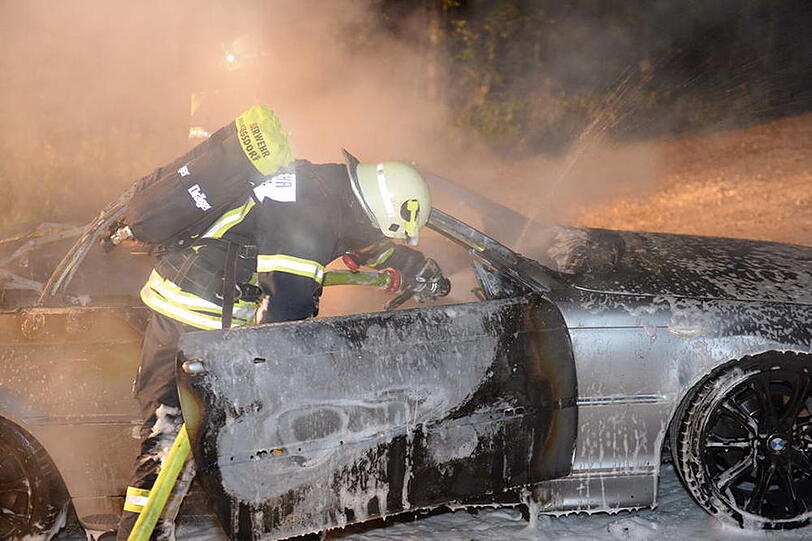 Auf der B 306 bei Siegsdorf brannte ein BMW-Cabrio völlig aus. Der Fahrer konnte sich in letzter Sekunde retten. Die Bilder vom Feuerwehreinsatz.