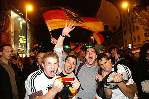 Public Viewing auf der Leopoldstraße: Die WM 2014 in Brasilien startet. So schön war's das letzte Mal...