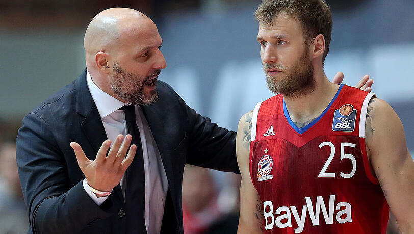 "Ehrlich gesagt war das am Anfang ziemlich schwierig für mich", sagt Gavel (r.) über die Zusammenarbeit mit Coach Sasa Djordjevic (l.). "Ehrlich gesagt war das am Anfang ziemlich schwierig für mich", sagt Gavel (r.) über die Zusammenarbeit mit Coach Sasa Djordjevic (l.).