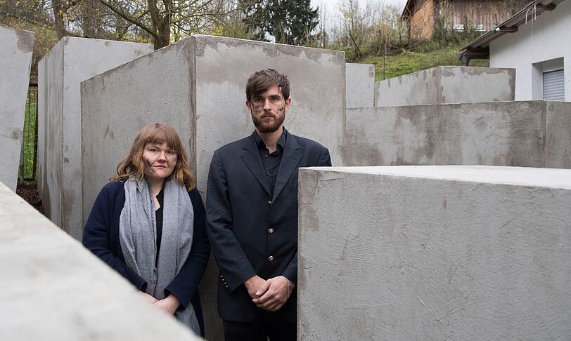 Morius Enden und Jenni Moli, Mitglieder des Künstlerkollektivs Zentrum für Politische Schönheit, am Mittwoch vor dem Mahnmal-Nachbau in Sichtweite von Höckes Grundstück.