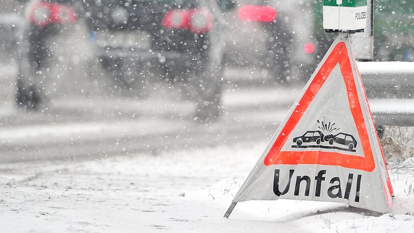Der Wintereinbruch sorgte am Mittwoch für Chaos auf Bayerns Straßen. (Symbolfoto)