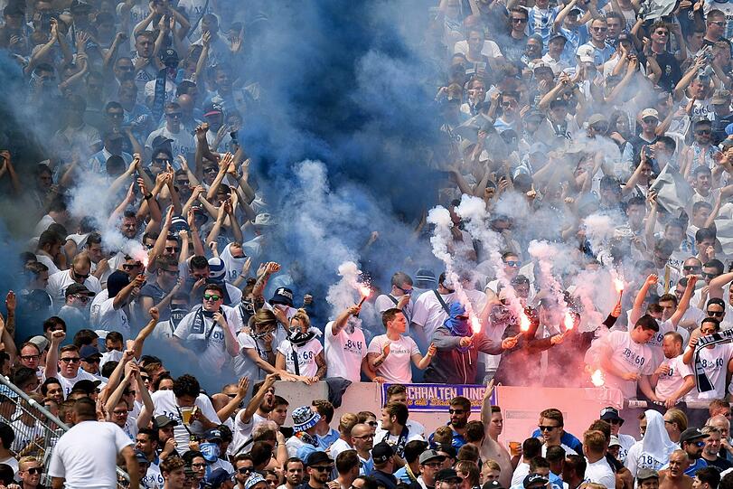 1860 Fans zünden Bengalos im eigenen Stadion.