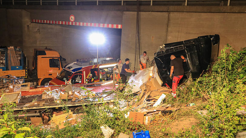 Der Lastwagen wurde komplett zerstört, der Fahrer mit schweren Verletzungen ins Krankenhaus gebracht. Die Bilder vom Unfallort.