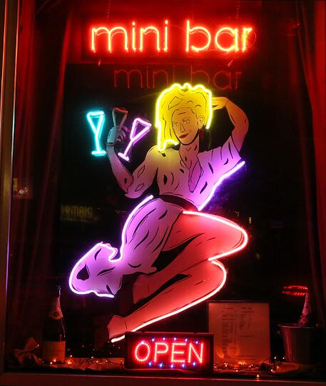 Neon ist hier seit mehreren Jahrzehnten die Trendfarbe. Sie soll, zum Beispiel, in die "Minibar" locken.